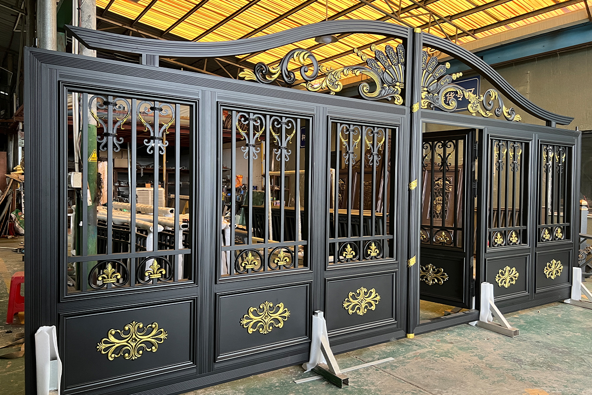 Courtyard gate workshop